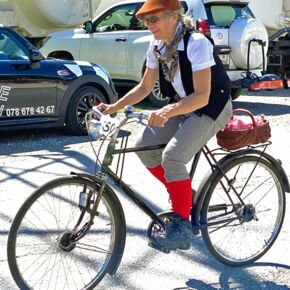 Bike Plausch 2022 - organisiert vom HGV Vorderprättigau, Dame im Retro-Look